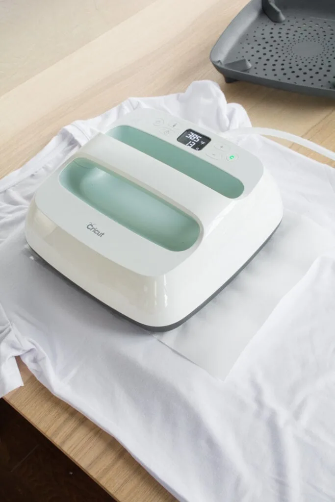 Easypress transferring the design onto the t-shirt