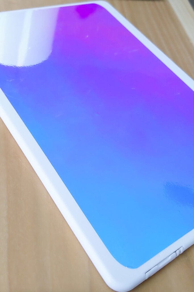 applying holographic vinyl to the LCD tablet