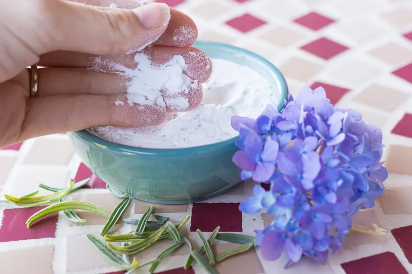 DIY carpet powder using rosemary and lavender